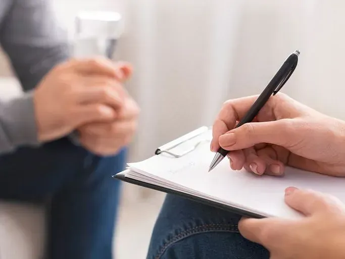 Diseñadora revisando etiquetas de formularios